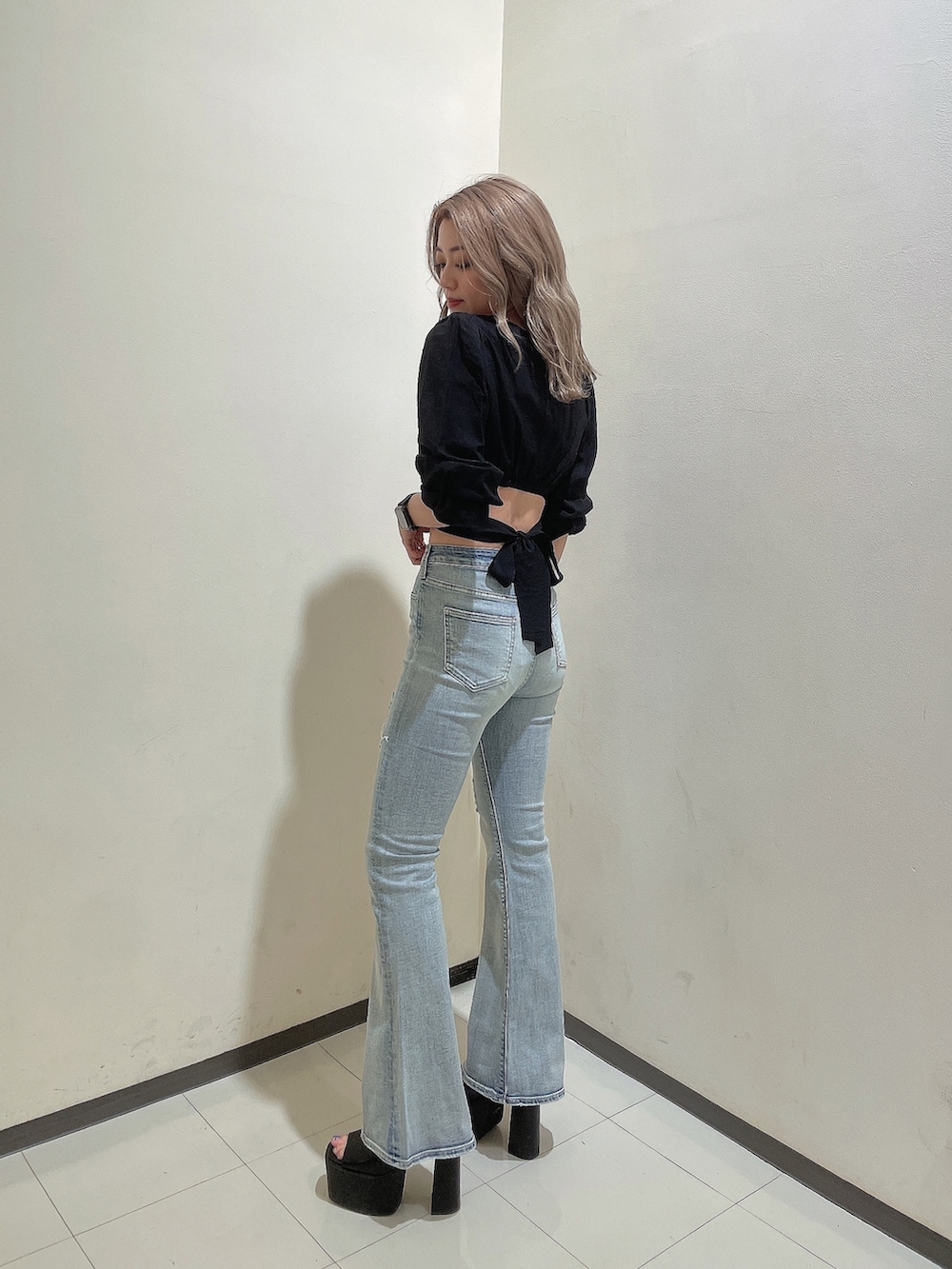 ブラック系のシャツ/ブラウス、ブルー系のデニムパンツ、ブラック系のサンダルを着用したレディースの夏コーディネートの3枚目の写真