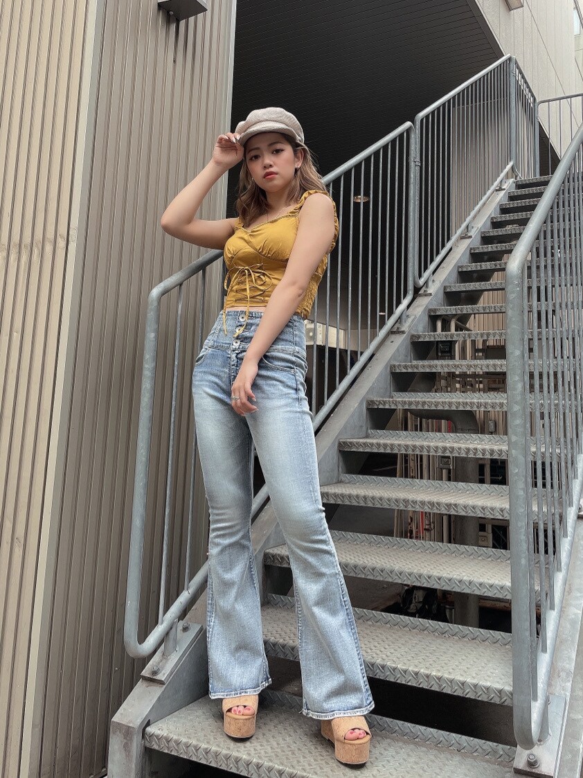 ホワイト系のシャツ/ブラウス、イエロー系のシャツ/ブラウス、ブルー系のデニムパンツを着用したレディースの夏コーディネートの2枚目の写真