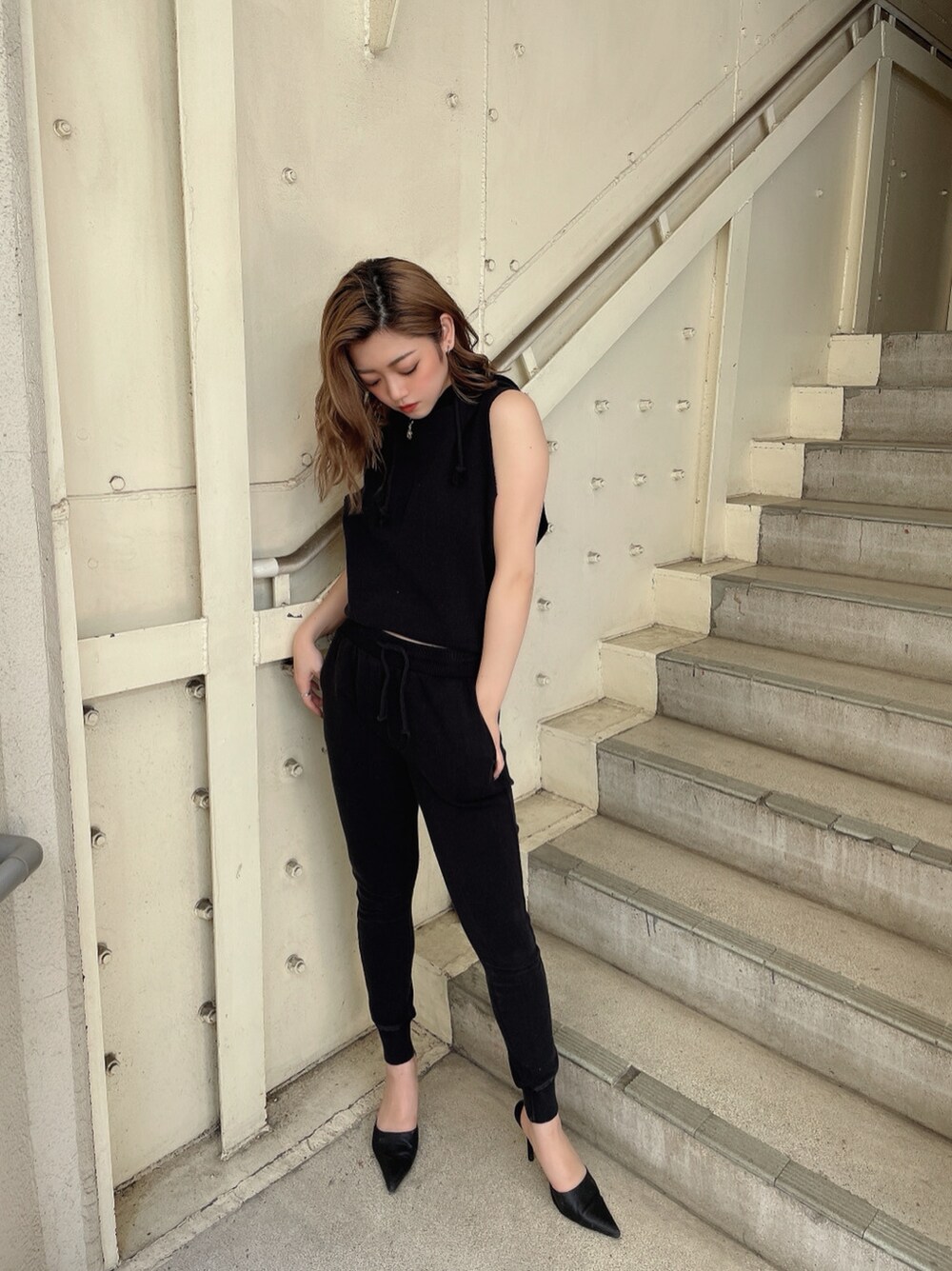 ブラック系のその他パンツ、ブラック系のパンプス、ブラック系のパーカーを着用したレディースの春コーディネートの2枚目の写真