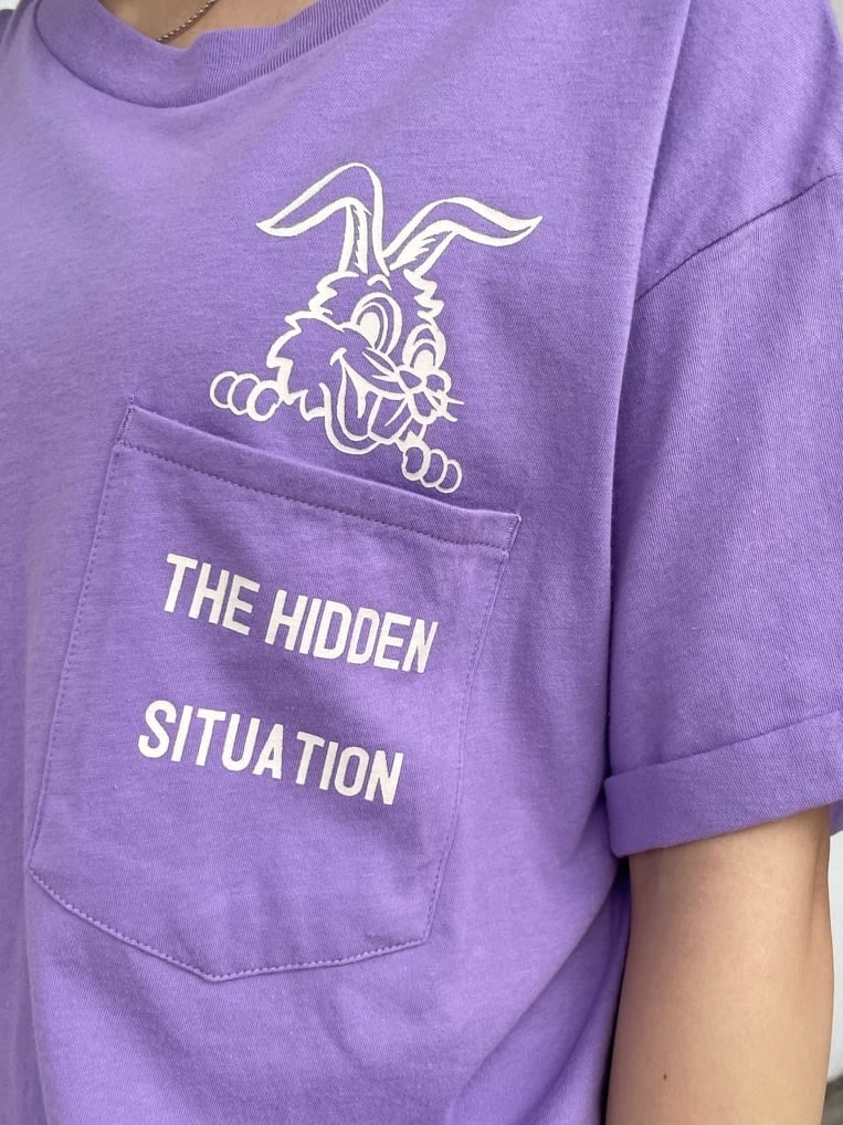 ブラック系のパンプス、ブルー系のデニムパンツ、パープル系のTシャツ/カットソーを着用したレディースの春コーディネートの5枚目の写真