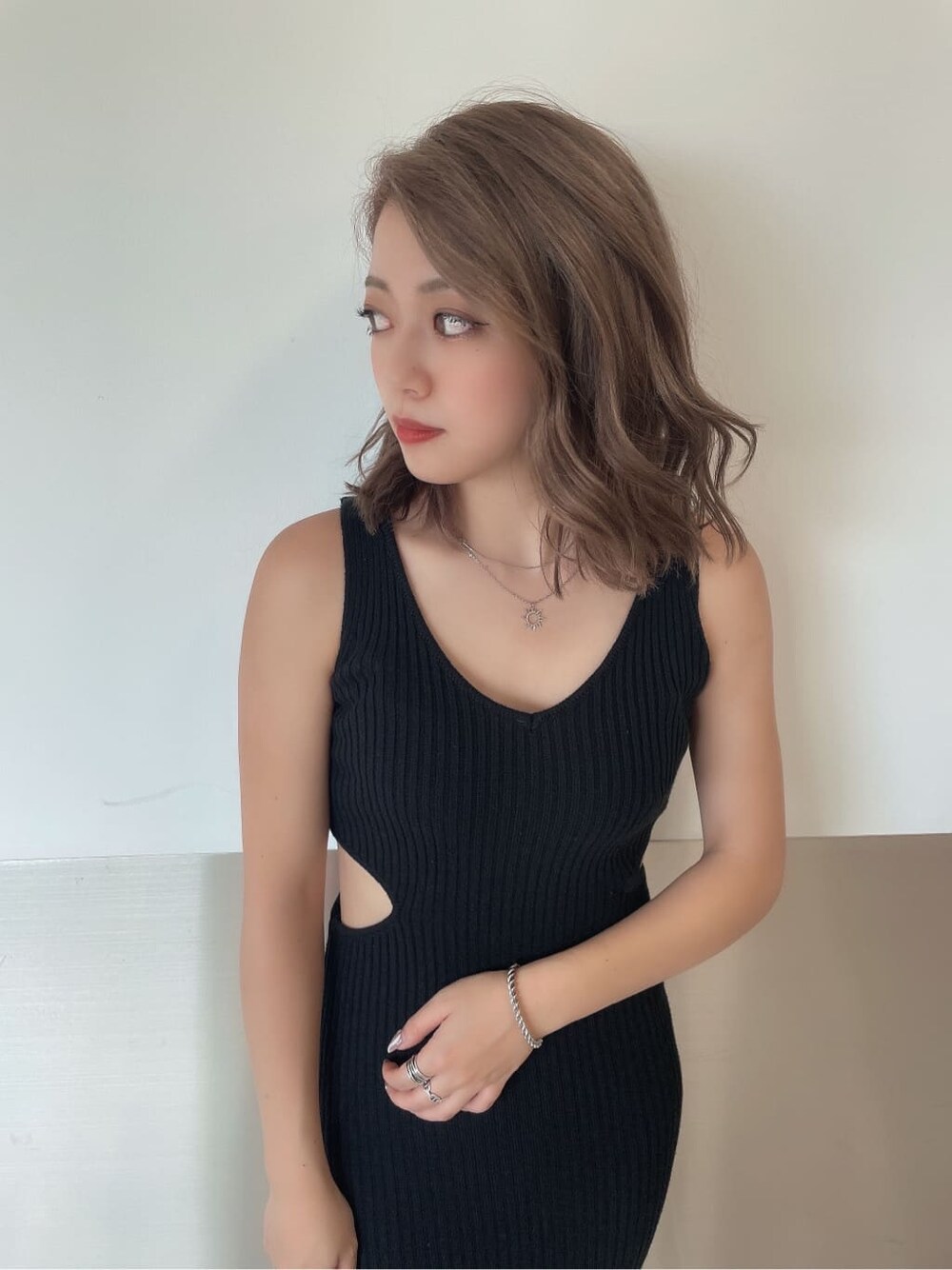 ブラック系のワンピース、ホワイト系のシャツ/ブラウス、ブラック系のサンダルを着用したレディースの夏コーディネートの6枚目の写真