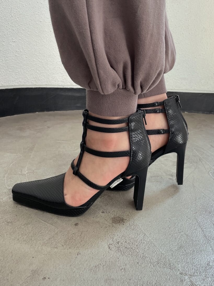 ブラック系のパンプス、ベージュ系のスウェットパンツ、ホワイト系のニット/セーターを着用したレディースの春コーディネートの9枚目の写真