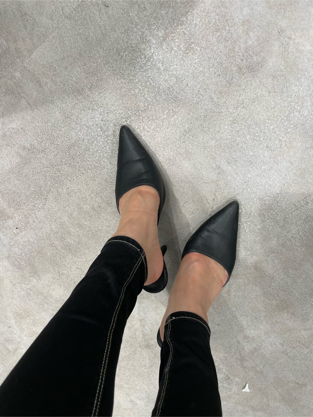 ブラック系のパンプス、グレー系のタンクトップ、ブラック系のデニムパンツを着用したレディースの夏コーディネートの7枚目の写真