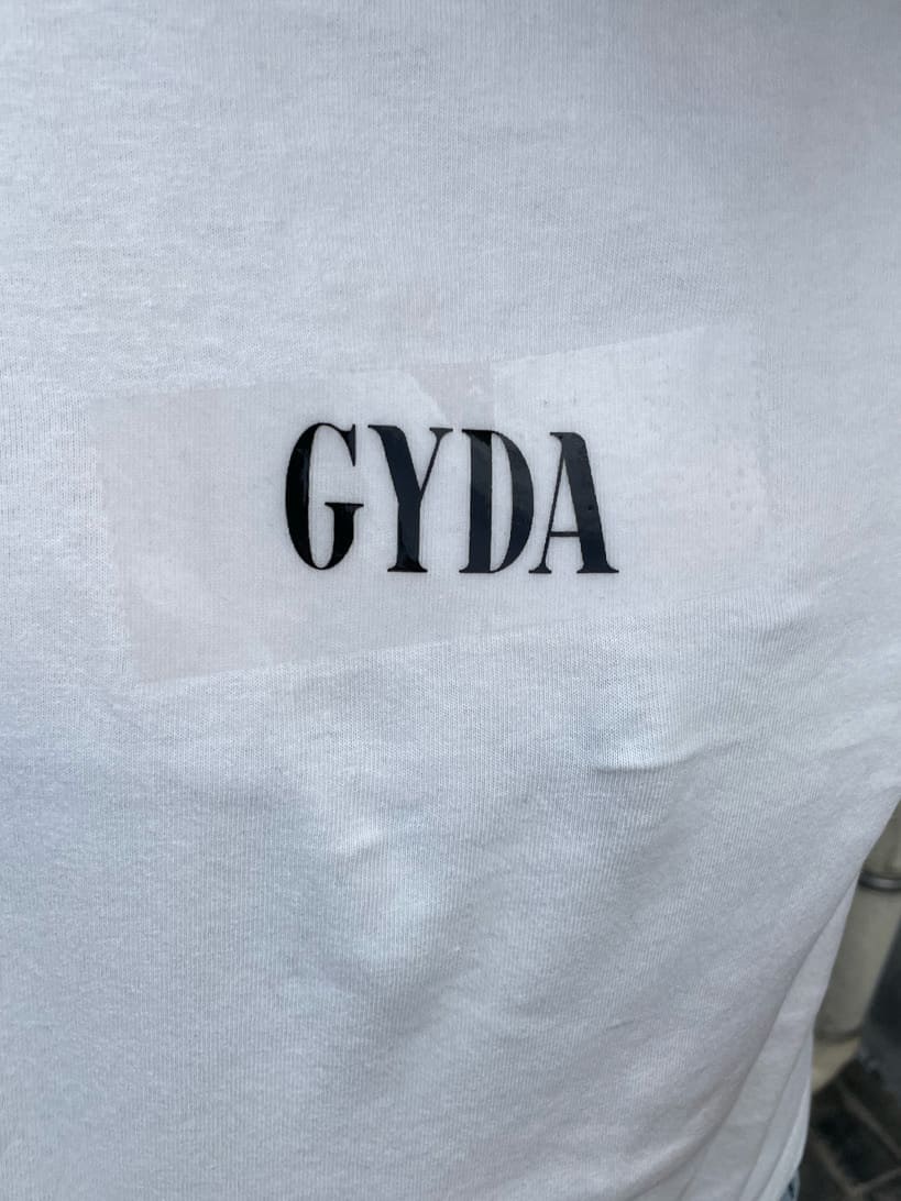 ホワイト系のサンダル、ホワイト系のTシャツ/カットソー、ブルー系のデニムパンツを着用したレディースの春コーディネートの7枚目の写真