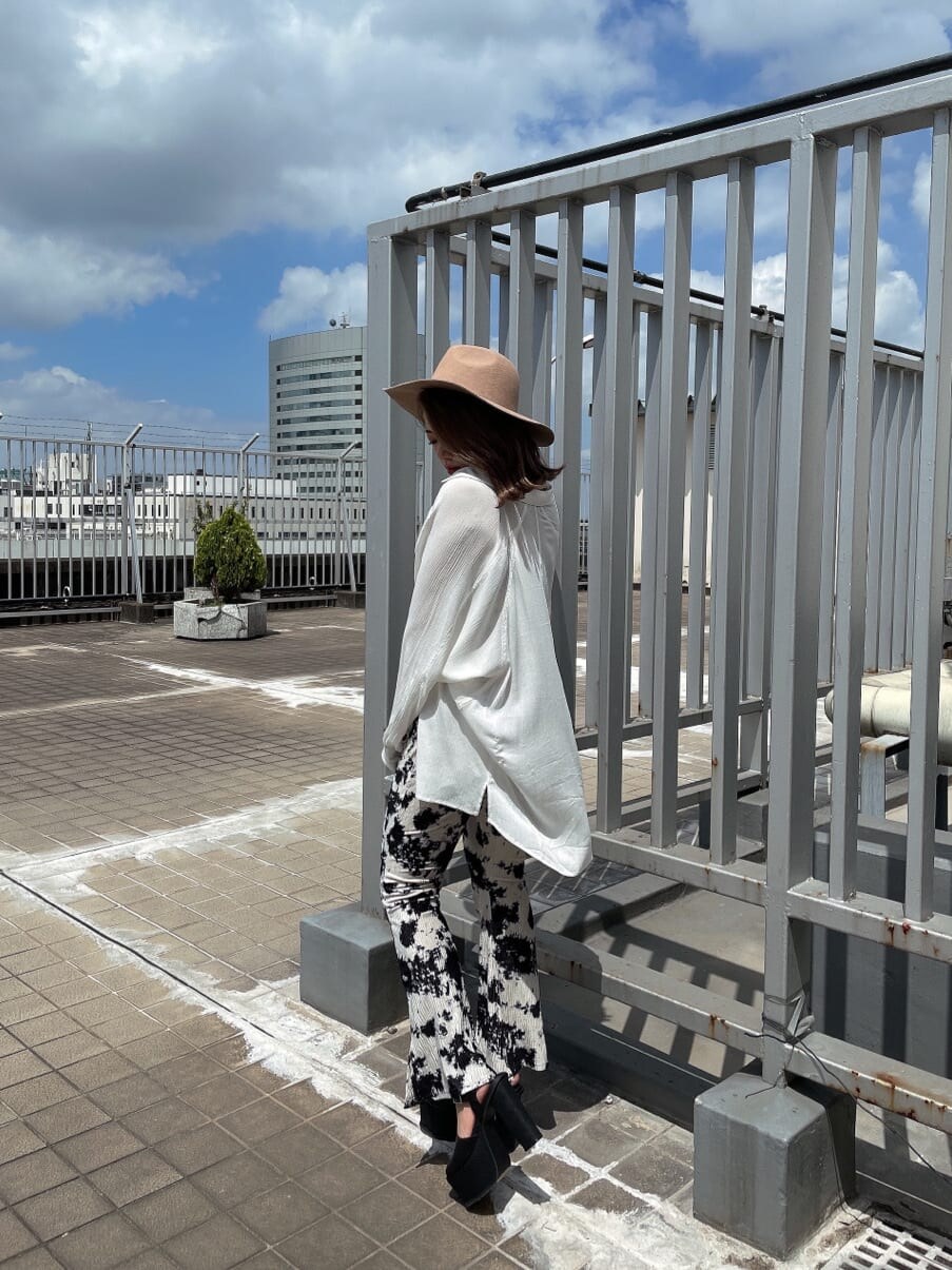 ホワイト系のシャツ/ブラウス、その他のその他パンツ、その他のキャミソールを着用したレディースの夏コーディネートの2枚目の写真