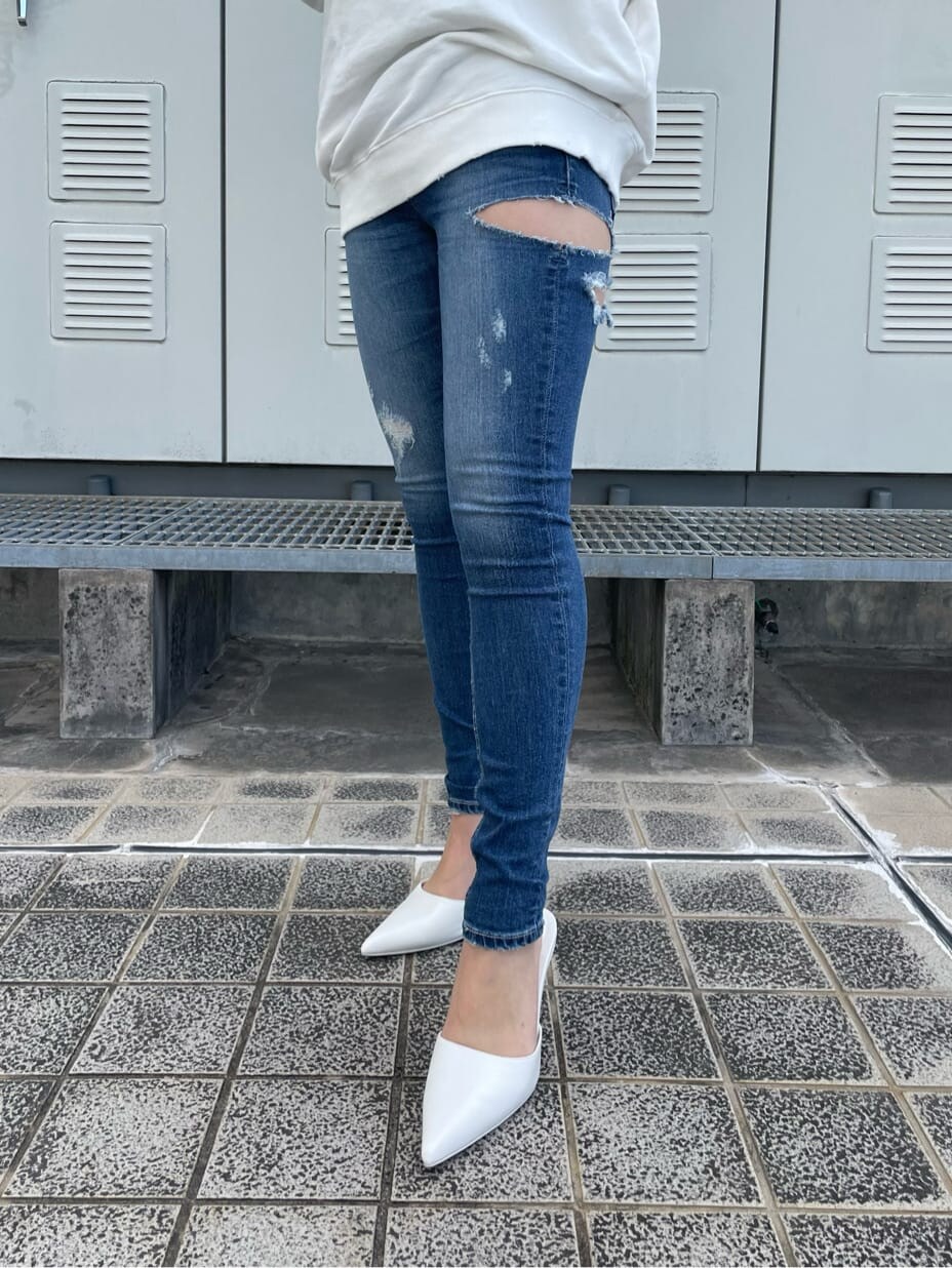 ホワイト系のパンプス、ブルー系のデニムパンツ、ホワイト系のTシャツ/カットソーを着用したレディースの冬コーディネートの3枚目の写真