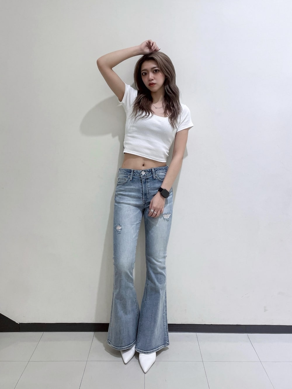 ホワイト系のTシャツ/カットソー、ブルー系のデニムパンツを着用したレディースの春コーディネートの3枚目の写真