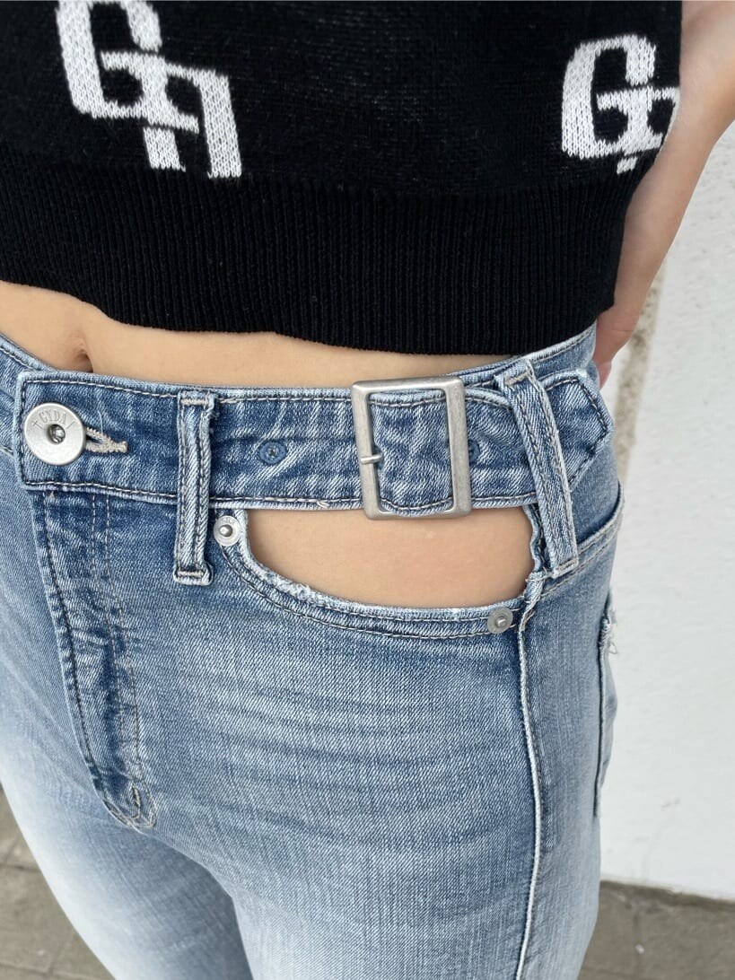 ブラック系のサンダル、ブラック系のニット/セーター、ブルー系のデニムパンツを着用したレディースの夏コーディネートの5枚目の写真