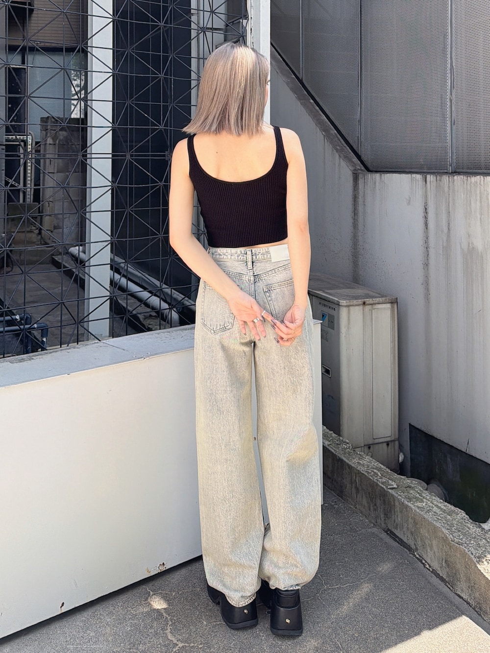 ブルー系のつなぎ/オールインワン、ブラック系のサンダル、ブラック系のタンクトップを着用したレディースの夏コーディネートの2枚目の写真
