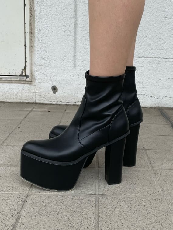 ブルー系のワンピース、ブラック系のブーツ、ブラック系のハットを着用したレディースの夏コーディネートの7枚目の写真