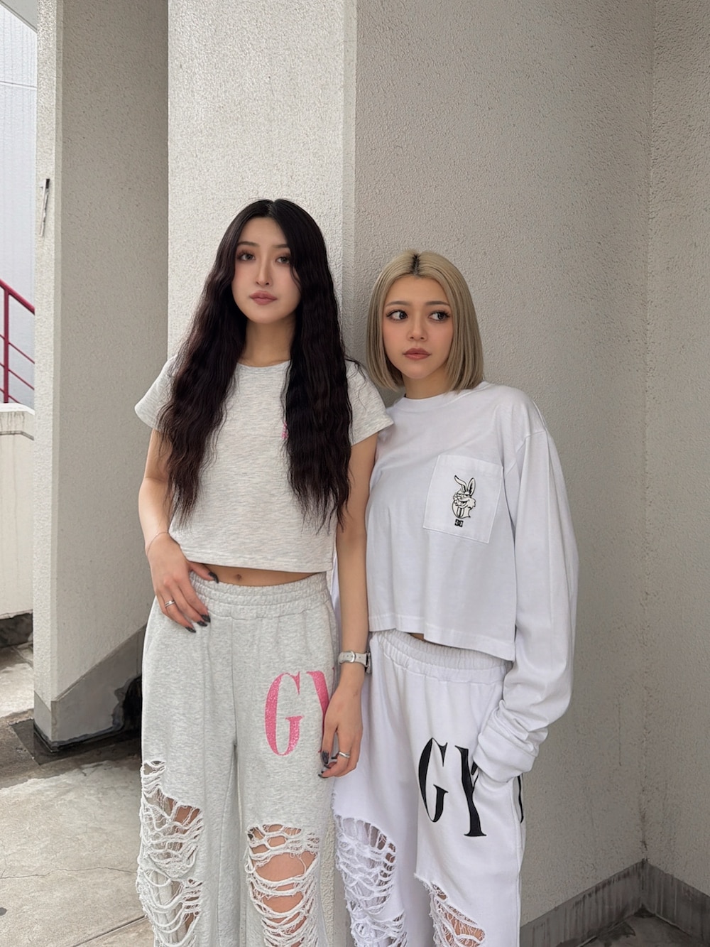 グレー系のスウェットパンツ、グレー系のTシャツ/カットソー、ホワイト系のスウェットパンツを着用したレディースの春コーディネートの2枚目の写真