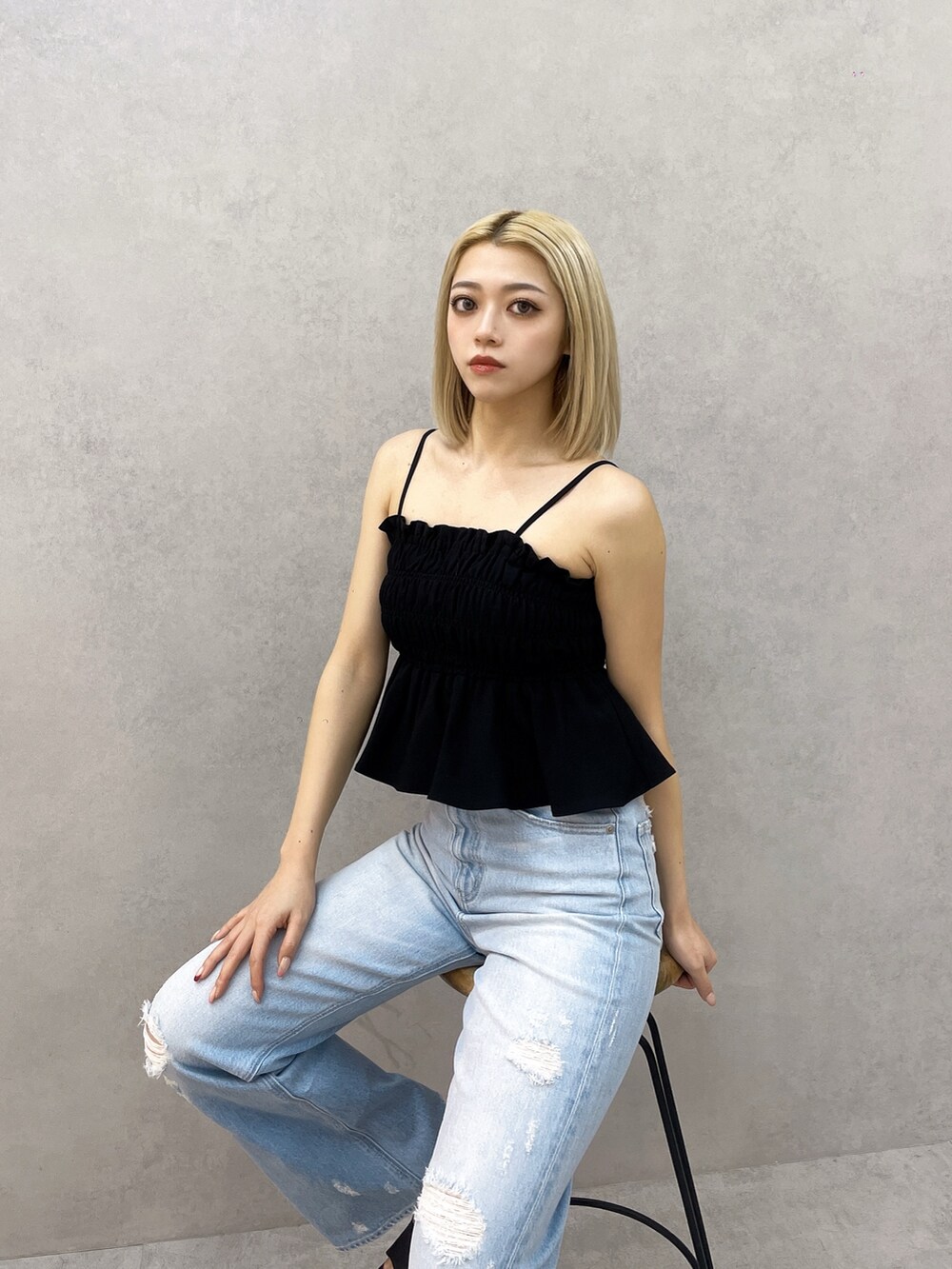 ブラック系のシャツ/ブラウス、ブルー系のデニムパンツ、ブラック系のサンダルを着用したレディースの夏コーディネートの3枚目の写真