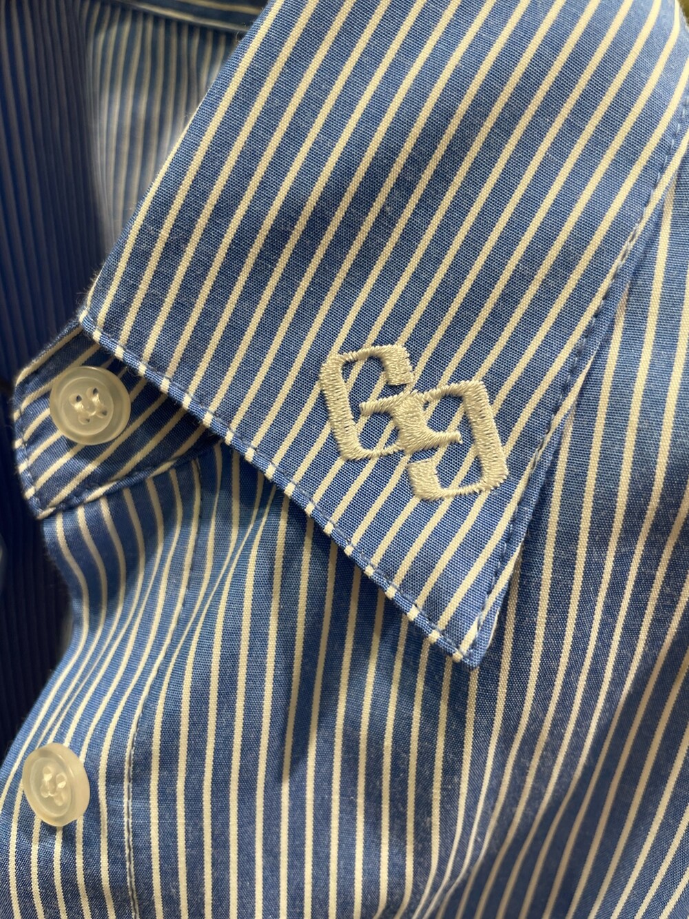 ホワイト系のキャミソール、ブラック系のその他パンツ、ブルー系のシャツ/ブラウスを着用したレディースの春コーディネートの8枚目の写真