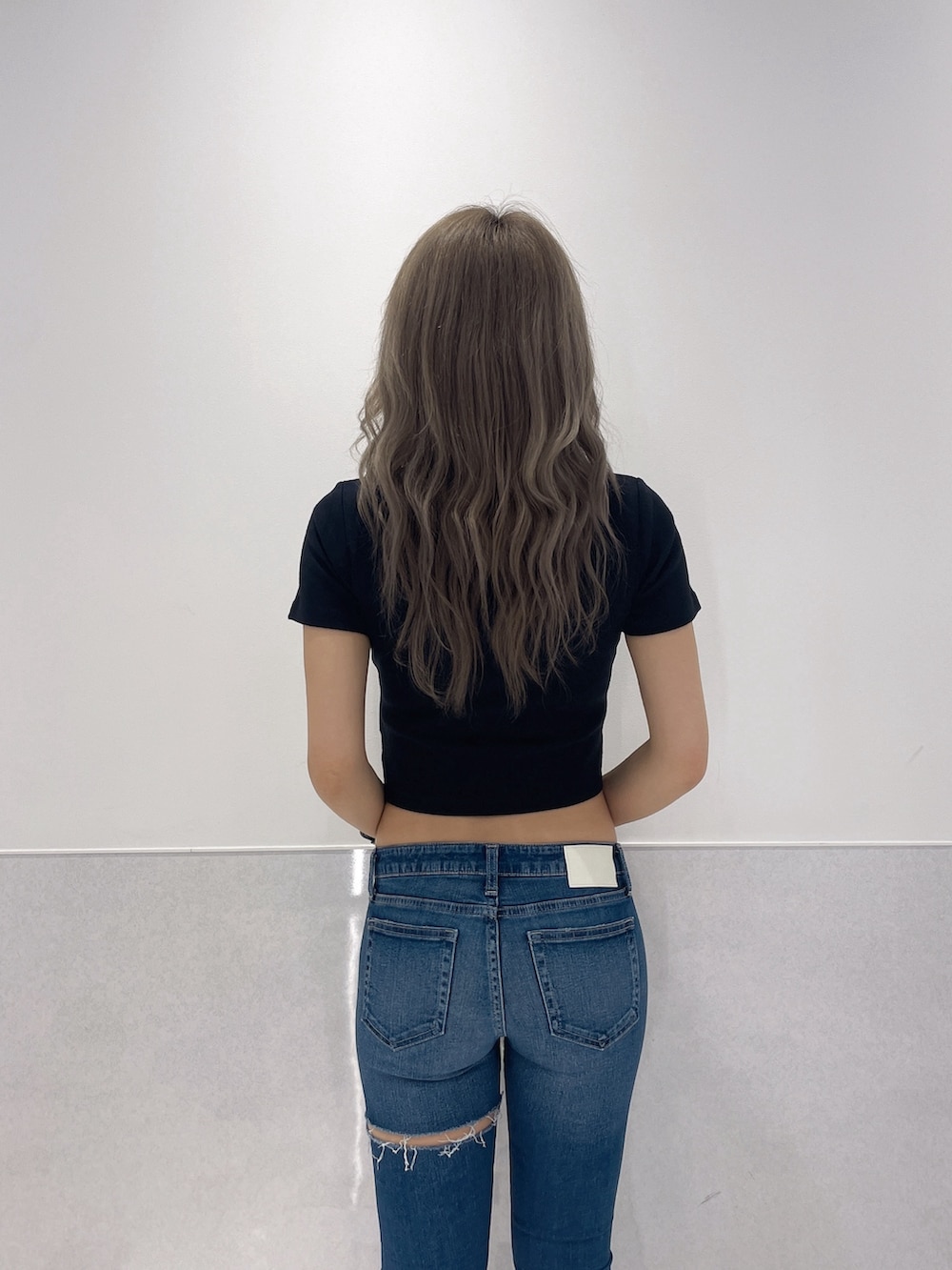 ブラック系のTシャツ/カットソー、ブルー系のデニムパンツ、ブラック系のサンダルを着用したレディースの夏コーディネートの5枚目の写真