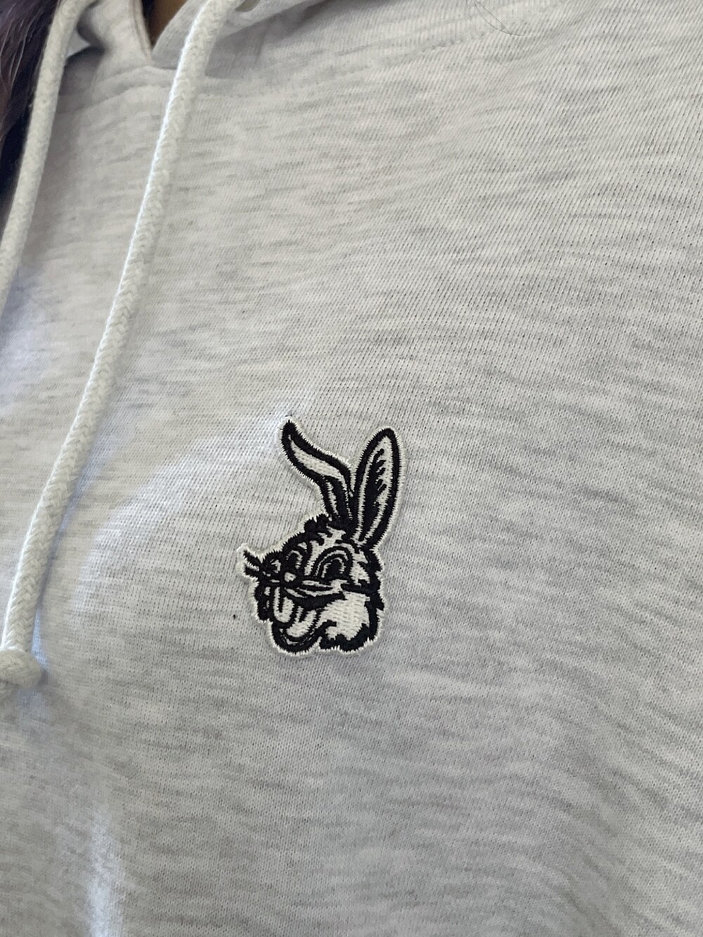 グレー系のパーカー、ブラック系のブーツを着用したレディースの冬コーディネートの6枚目の写真