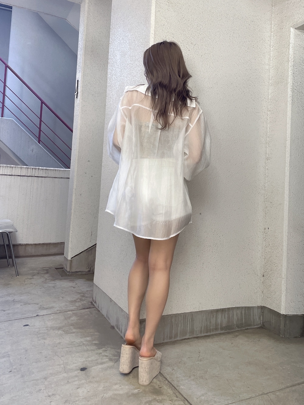 ホワイト系のシャツ/ブラウス、ホワイト系のチューブトップ、ホワイト系のデニムパンツを着用したレディースの春コーディネートの3枚目の写真