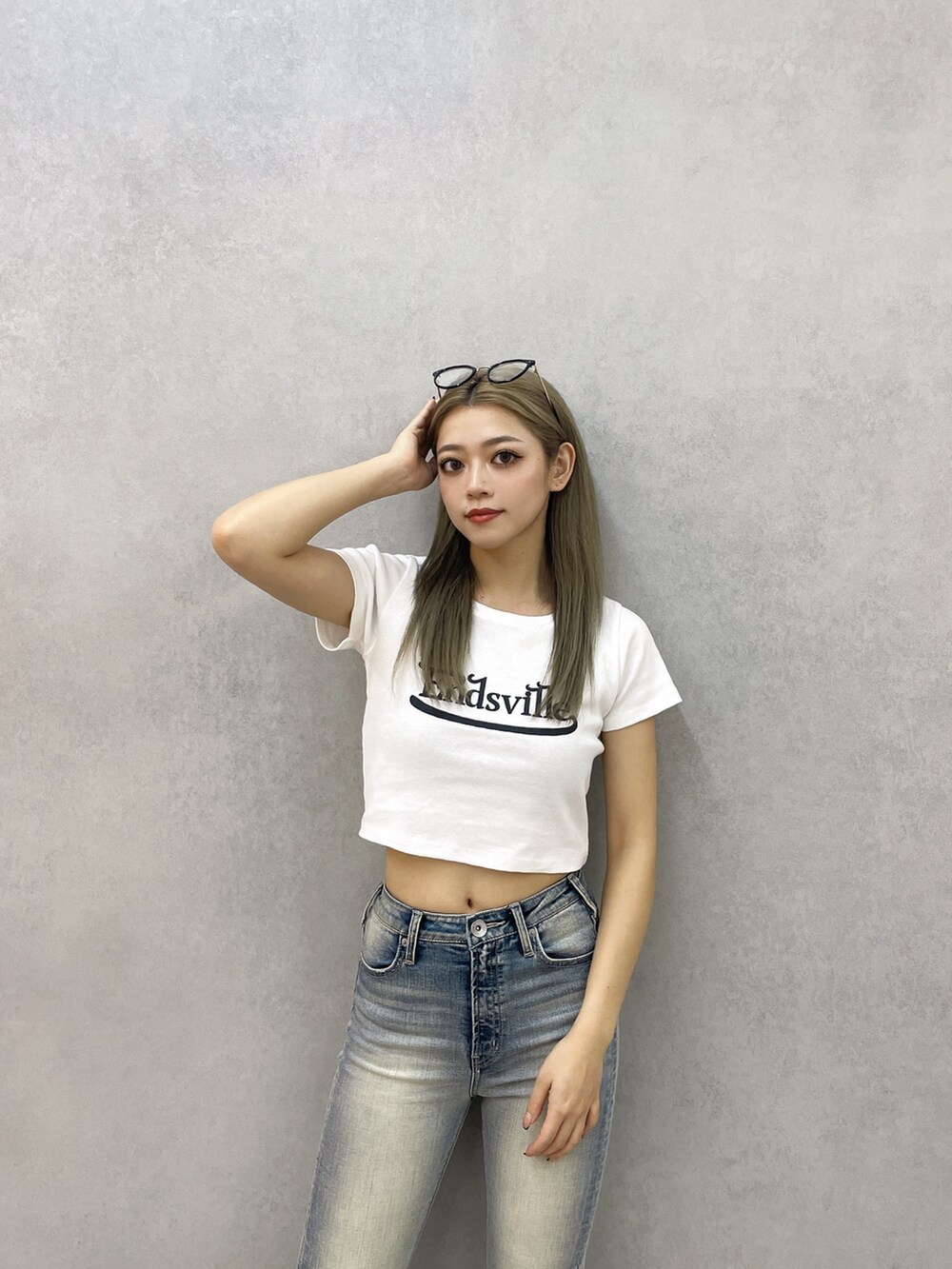 ホワイト系のTシャツ/カットソー、ブルー系のデニムパンツ、ホワイト系のサンダルを着用したレディースの春コーディネートの5枚目の写真