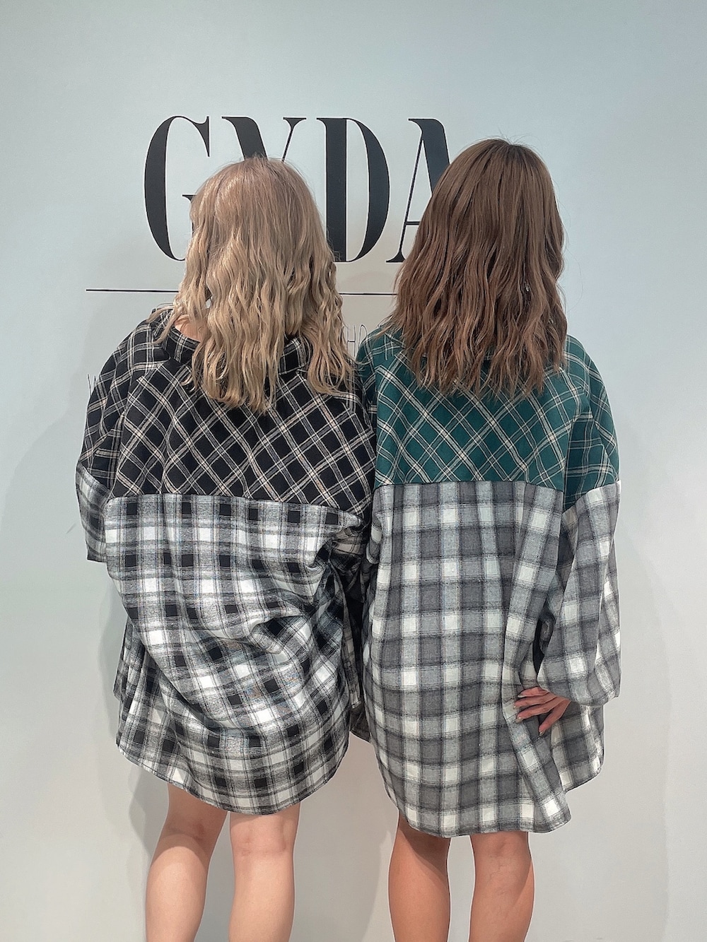 ブラック系のシャツ/ブラウス、グレー系のシャツ/ブラウス、ホワイト系のキャミソールを着用したレディースの夏コーディネートの4枚目の写真