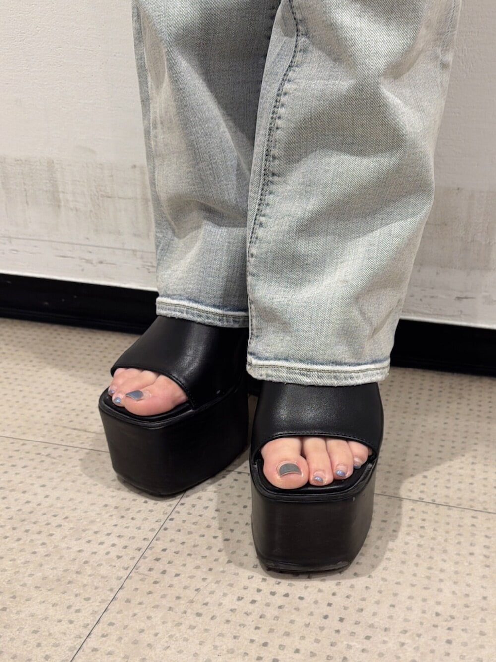 ブラック系のサンダル、ホワイト系のシャツ/ブラウス、ブルー系のデニムパンツを着用したレディースの夏コーディネートの7枚目の写真