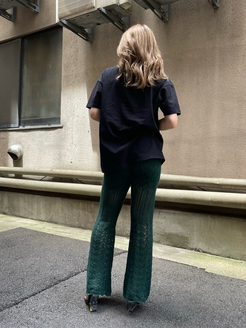 ブラック系のサンダル、グリーン系のその他パンツ、ブラック系のTシャツ/カットソーを着用したレディースの夏コーディネートの3枚目の写真