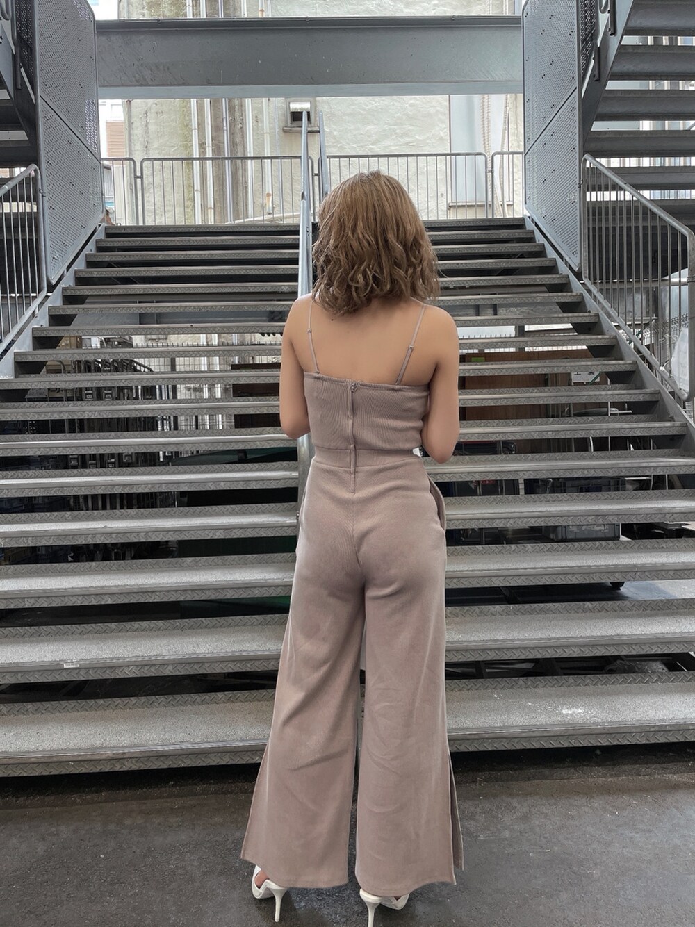 ホワイト系のパンプス、ベージュ系のサロペット/オーバーオール、ホワイト系のシャツ/ブラウスを着用したレディースの夏コーディネートの3枚目の写真