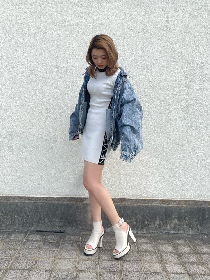 ブルー系のブルゾン、ホワイト系のワンピース、ホワイト系のブーツを着用したレディースの春コーディネートの6枚目の写真