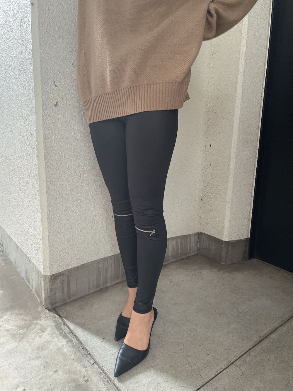 ブラック系のパンプス、ブラック系のその他パンツ、ベージュ系のニット/セーターを着用したレディースの夏コーディネートの6枚目の写真