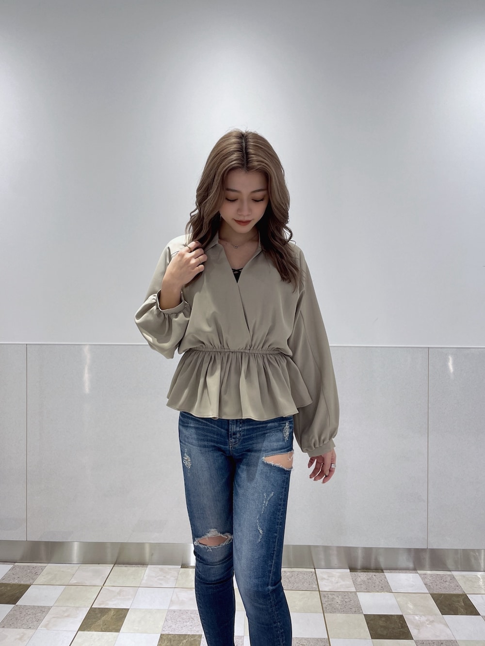 ベージュ系のシャツ/ブラウス、ブルー系のデニムパンツ、ブラック系のパンプスを着用したレディースの冬コーディネートの4枚目の写真