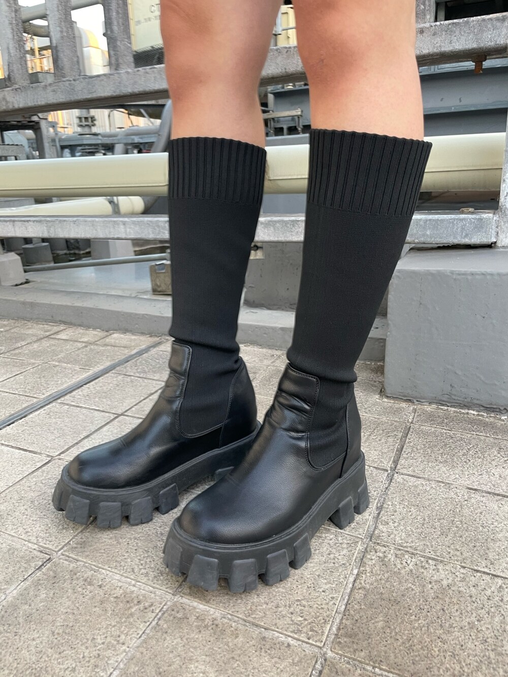 ピンク系のスウェット、ブラック系のブーツ、ブルー系のスウェットを着用したレディースの秋コーディネートの5枚目の写真