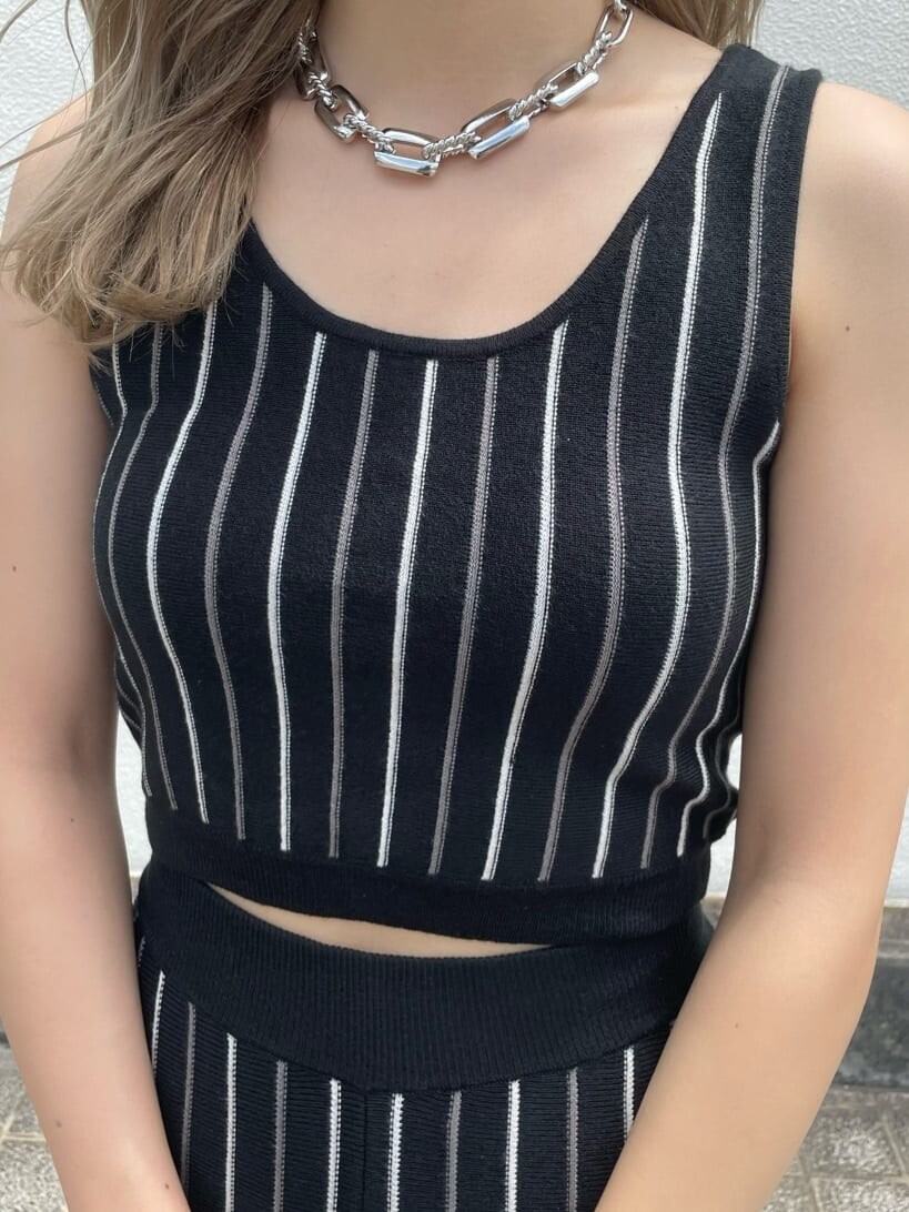 ブラック系のパンプス、ブラック系のその他パンツ、ブラック系のニット/セーターを着用したレディースの夏コーディネートの5枚目の写真