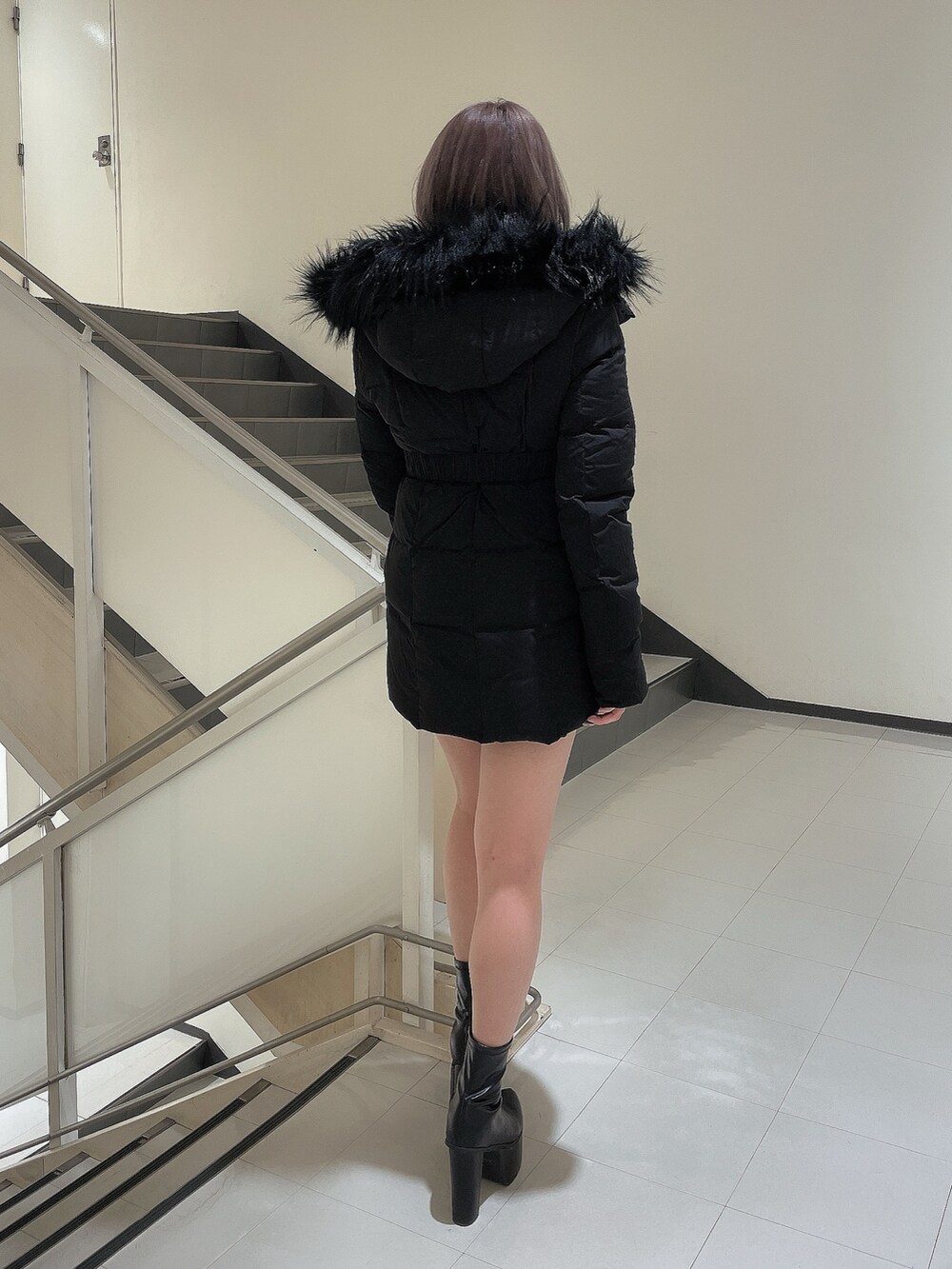 ブラック系のダウンジャケット/コート、ブラック系のブーツを着用したレディースの秋コーディネートの4枚目の写真