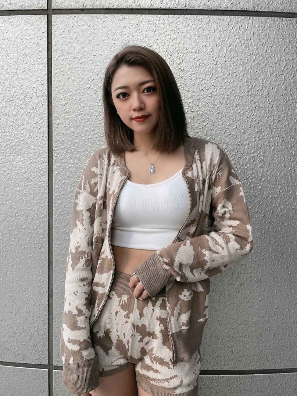 ベージュ系のその他パンツ、ベージュ系のカーディガン/ボレロを着用したレディースの冬コーディネートの4枚目の写真