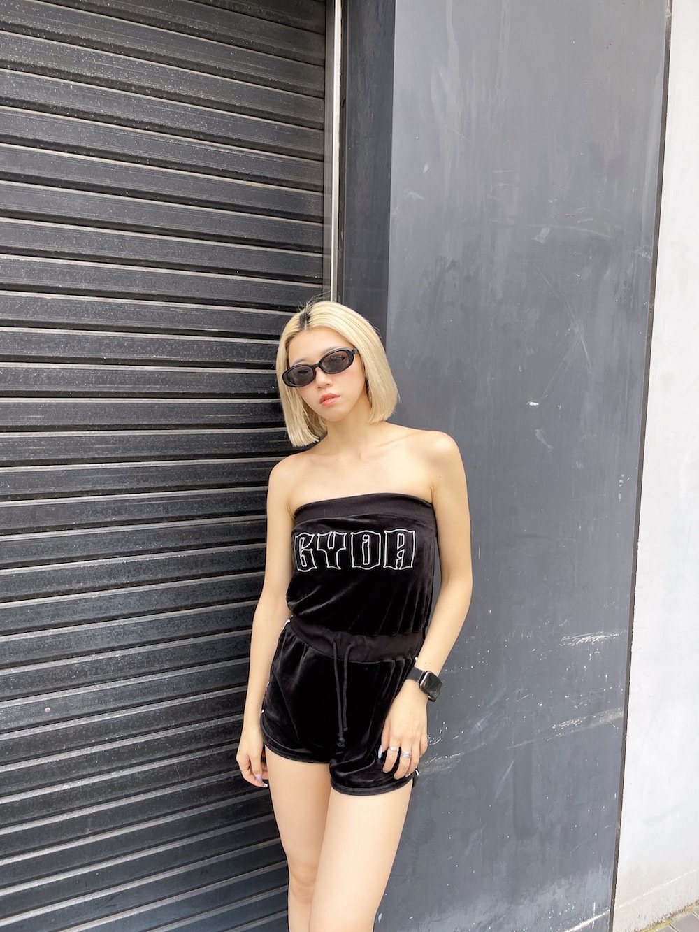 ブラック系のワンピースを着用したレディースの夏コーディネートの3枚目の写真