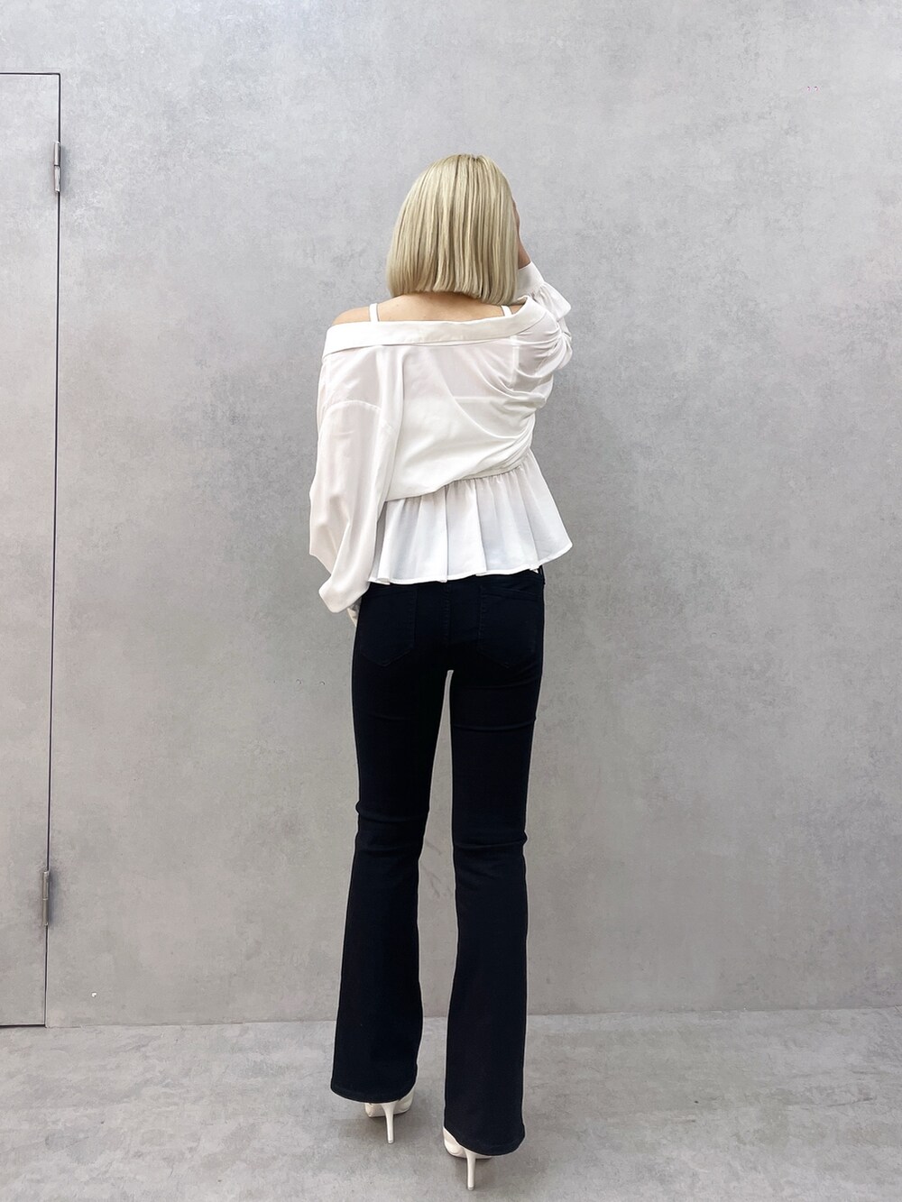 ホワイト系のシャツ/ブラウス、ブラック系のデニムパンツを着用したレディースの冬コーディネートの4枚目の写真