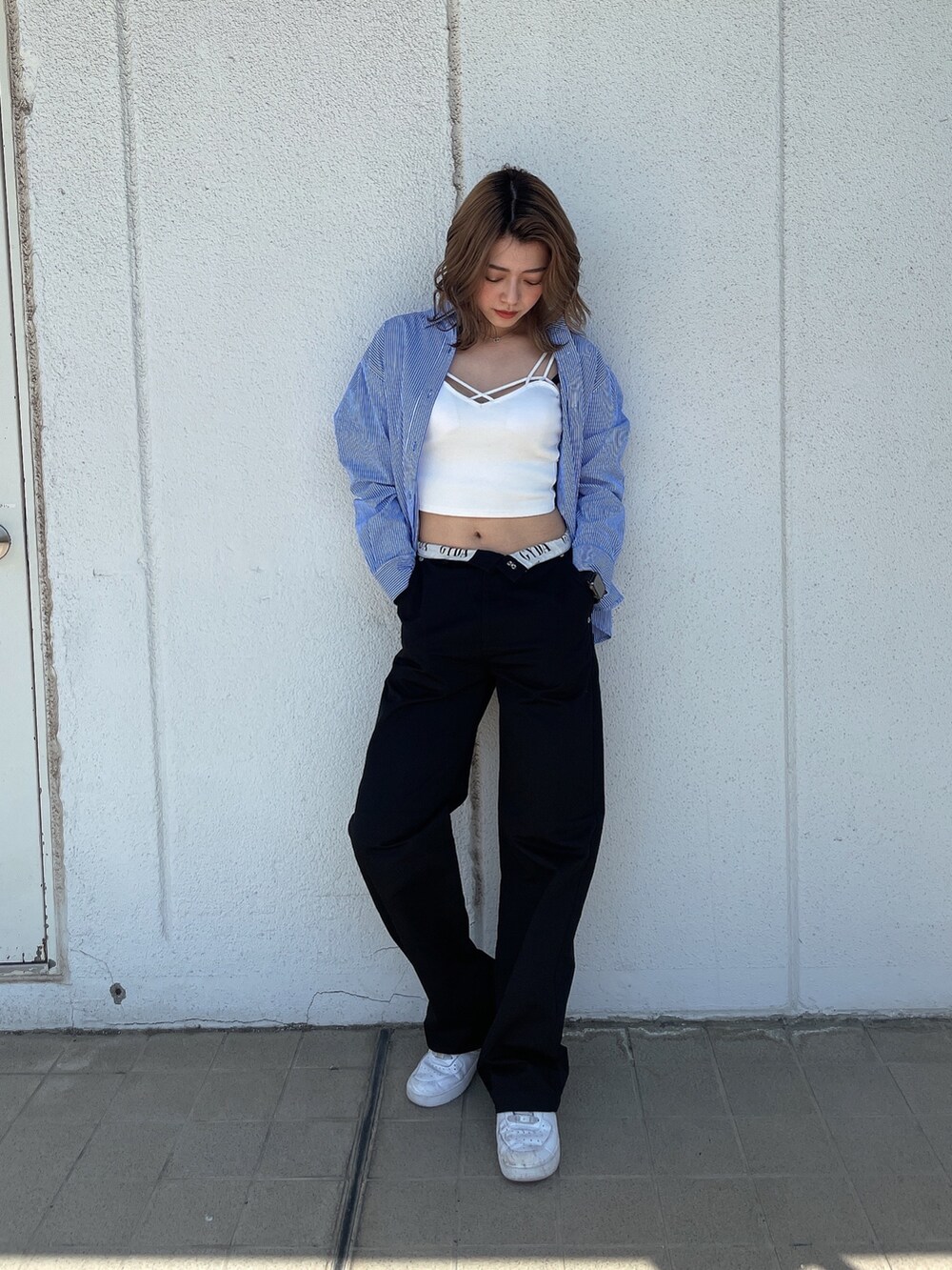 ホワイト系のキャミソール、ブラック系のその他パンツ、ブルー系のシャツ/ブラウスを着用したレディースの春コーディネートの2枚目の写真