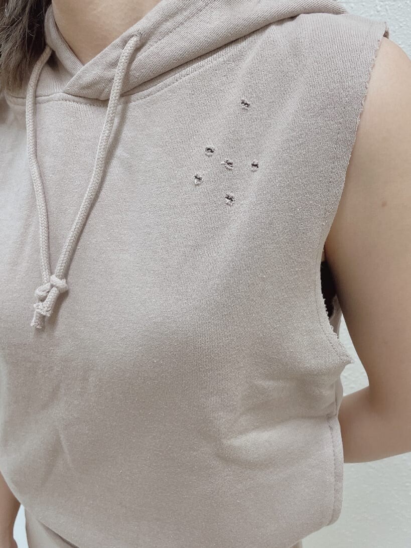 ベージュ系のスカート、ベージュ系のTシャツ/カットソーを着用したレディースの夏コーディネートの7枚目の写真