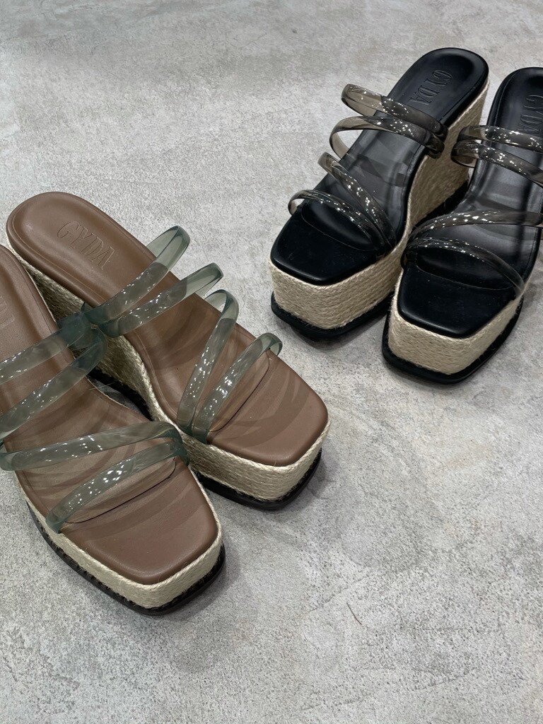 ブラック系のデニムパンツ、ベージュ系のシャツ/ブラウス、ベージュ系のサンダルを着用したレディースの春コーディネートの5枚目の写真