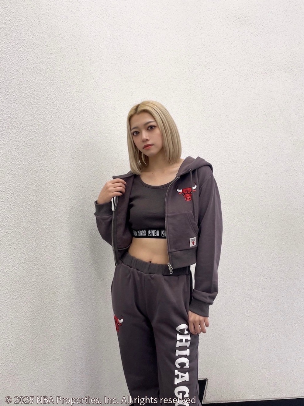 グレー系のパーカー、グレー系のスウェットパンツ、ブラック系のサンダルを着用したレディースの夏コーディネートの2枚目の写真