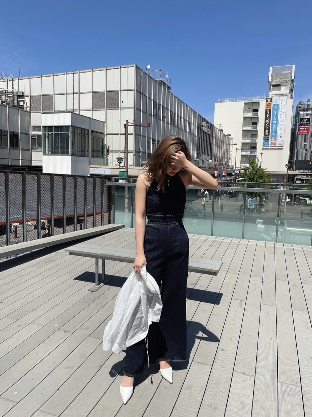 ホワイト系のパンプス、ブルー系のサロペット/オーバーオールを着用したレディースの春コーディネートの2枚目の写真