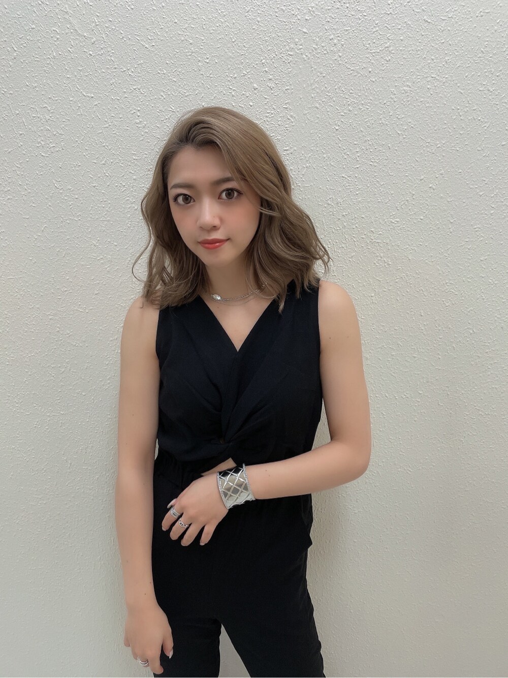 ブラック系のつなぎ/オールインワン、シルバー系のネックレス、シルバー系のブレスレットを着用したレディースの春コーディネートの3枚目の写真
