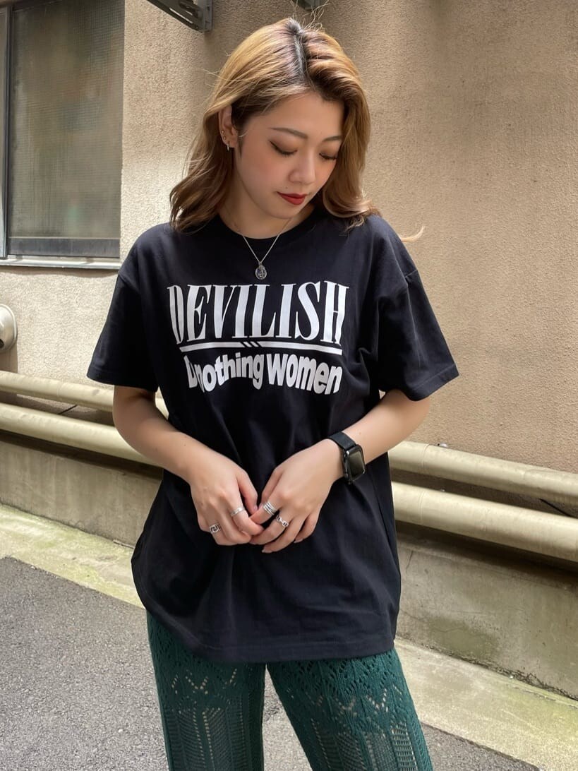 ブラック系のサンダル、グリーン系のその他パンツ、ブラック系のTシャツ/カットソーを着用したレディースの夏コーディネートの4枚目の写真