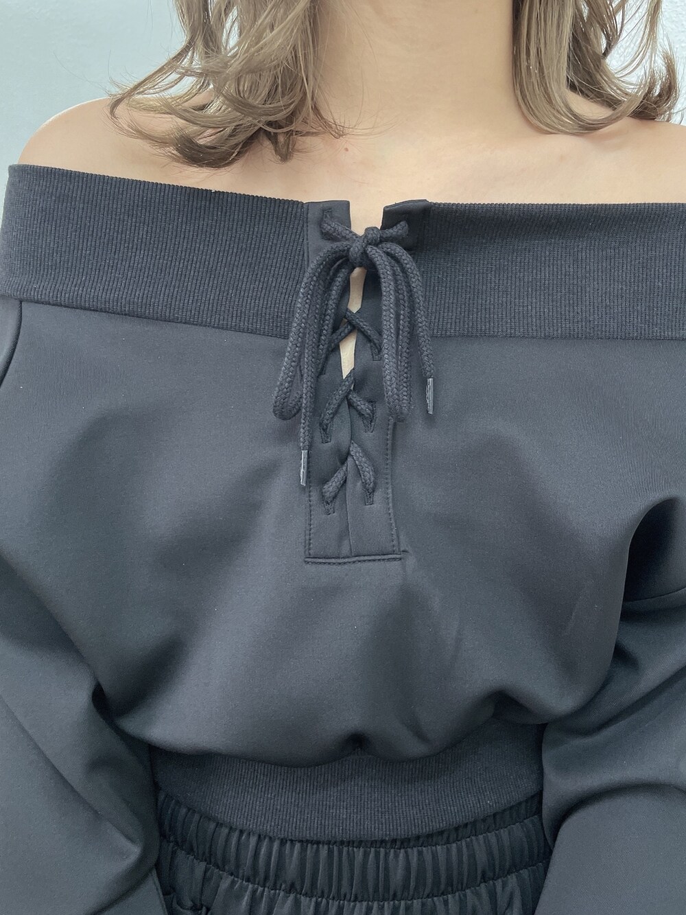 ブラック系のTシャツ/カットソー、ブラック系のスウェットパンツ、ブラック系のパンプスを着用したレディースの冬コーディネートの6枚目の写真