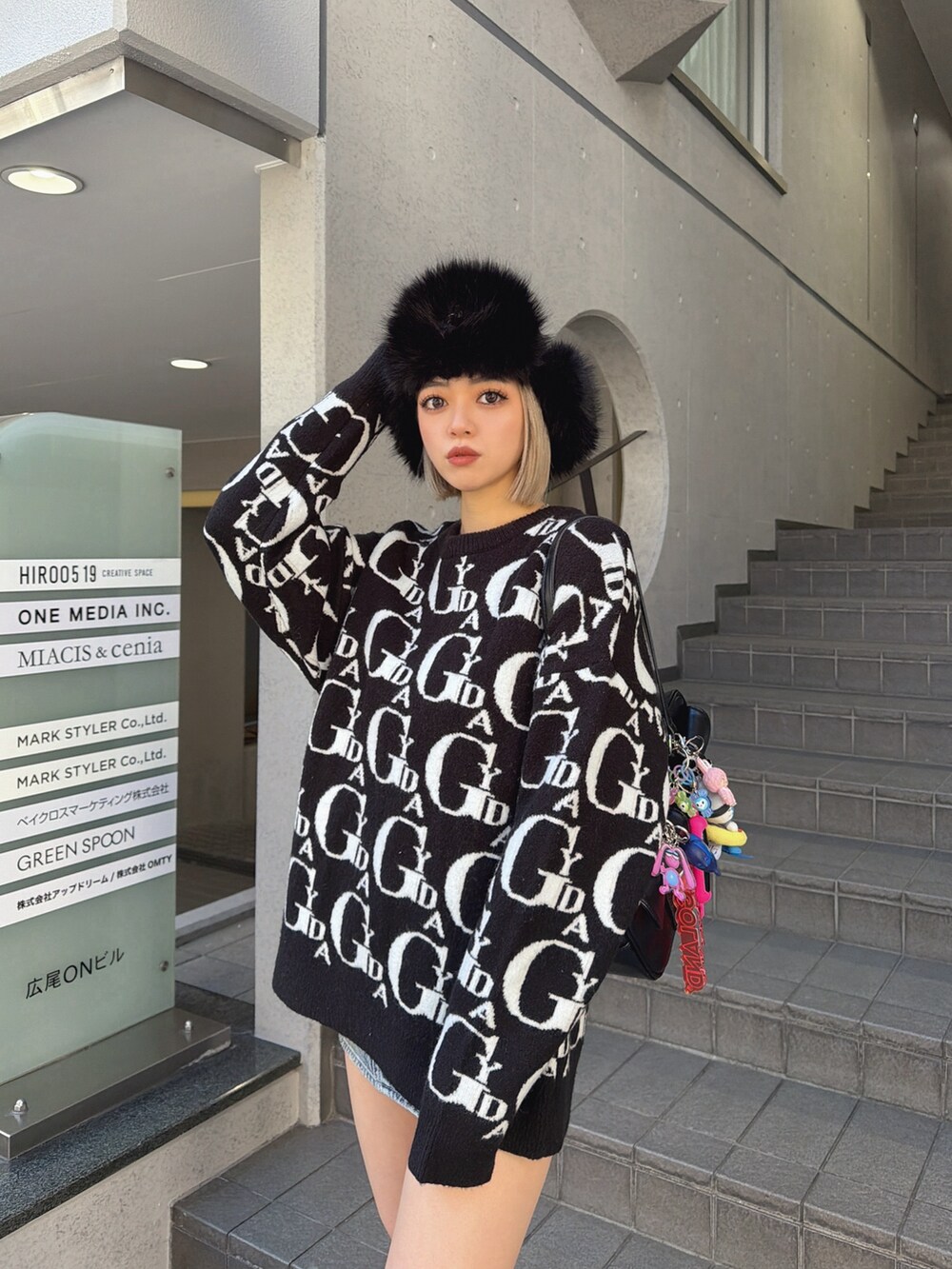 ブラック系のニット/セーター、ブラック系のブーツ、ブラック系のキャップを着用したレディースの冬コーディネートの3枚目の写真
