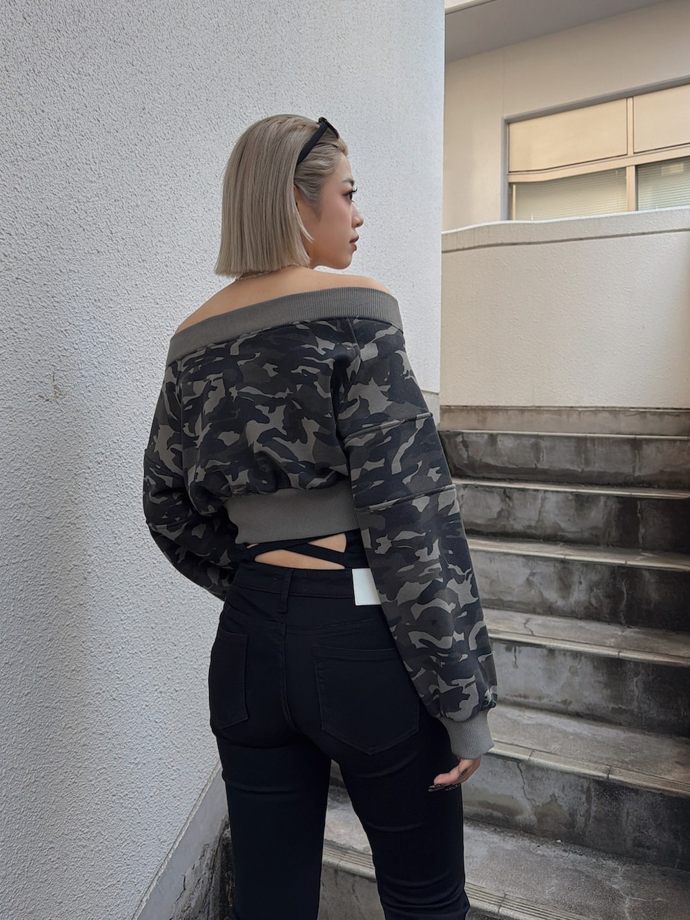 その他のスウェット、ブラック系のデニムパンツを着用したレディースの冬コーディネートの3枚目の写真