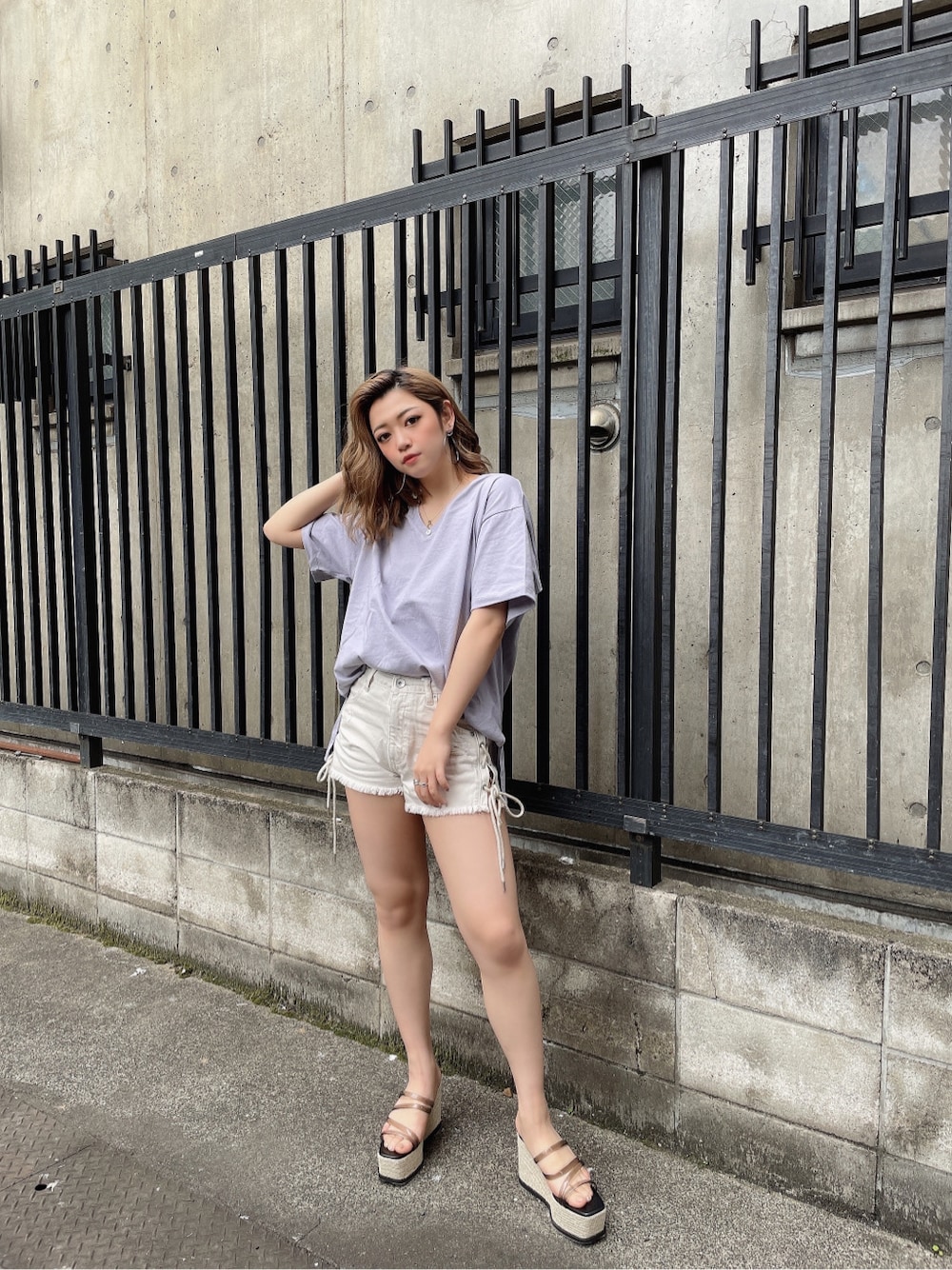 ホワイト系のチューブトップ、ホワイト系のデニムパンツ、パープル系のTシャツ/カットソーを着用したレディースの春コーディネートの5枚目の写真