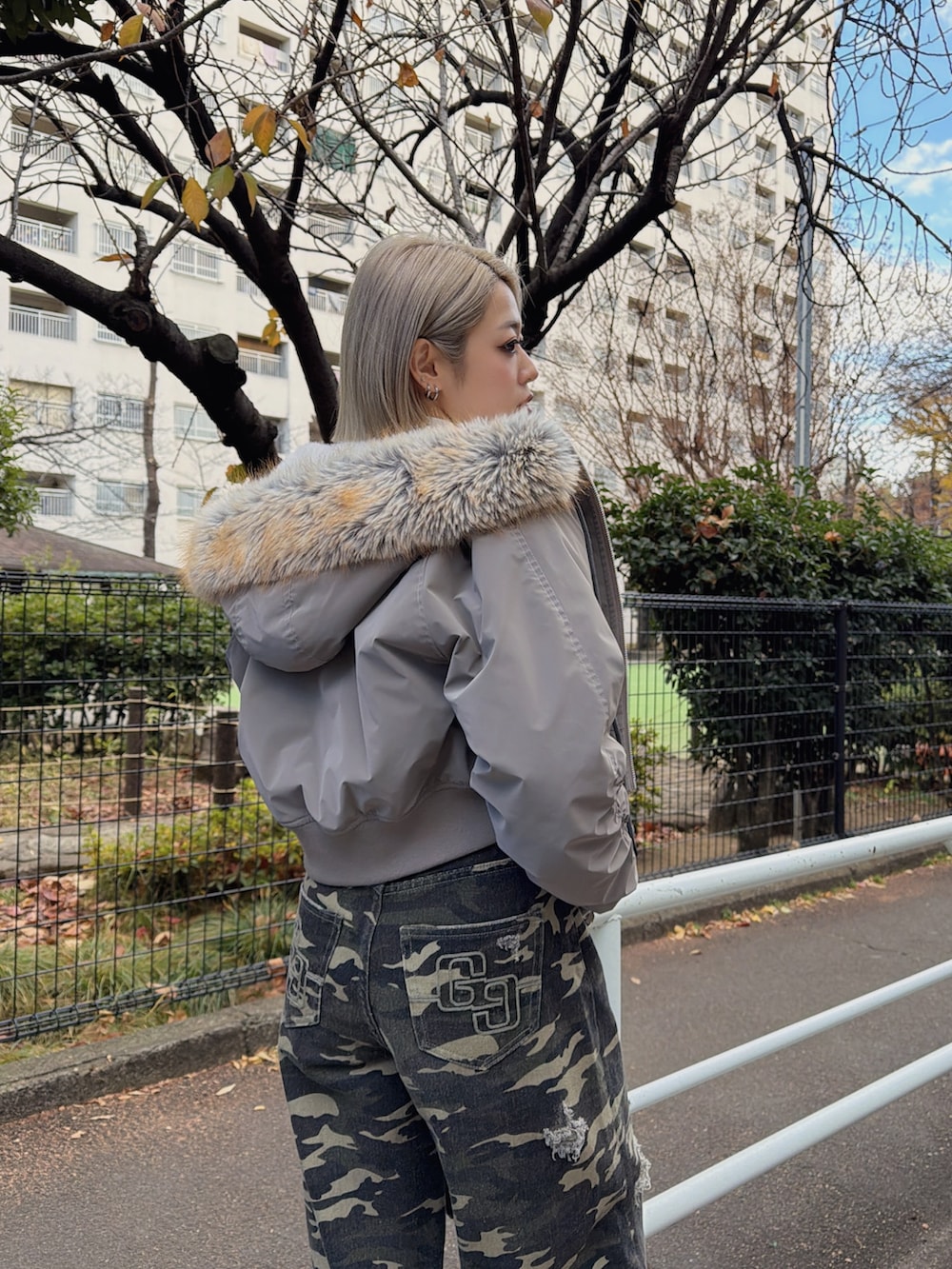 グレー系のブルゾン、ホワイト系のTシャツ/カットソー、その他のデニムパンツを着用したレディースの冬コーディネートの3枚目の写真