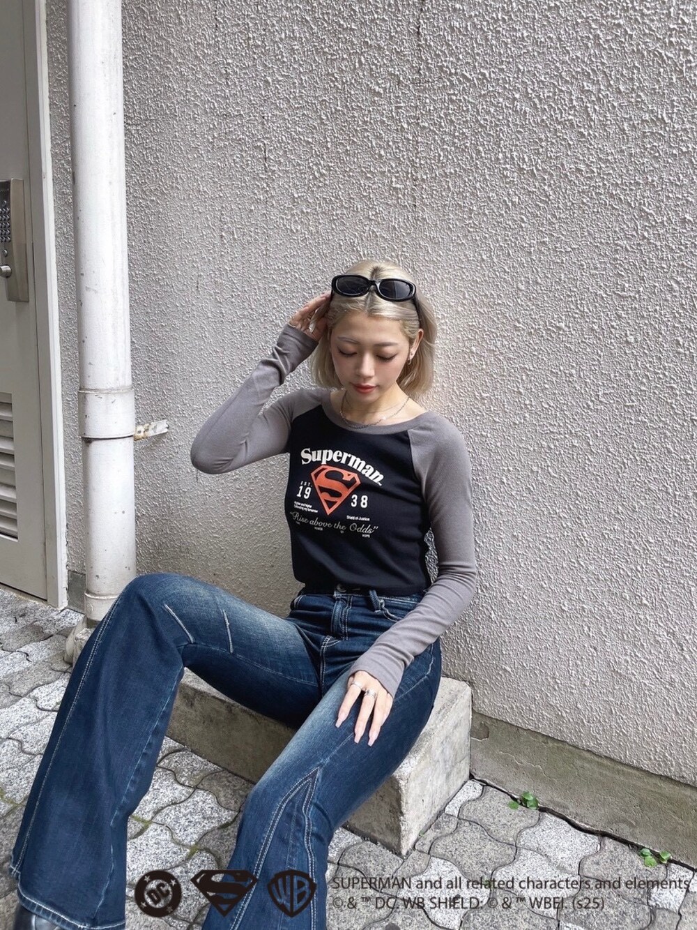 ブラック系のTシャツ/カットソー、ブルー系のデニムパンツ、ブラック系のブーツを着用したレディースの秋コーディネートの2枚目の写真