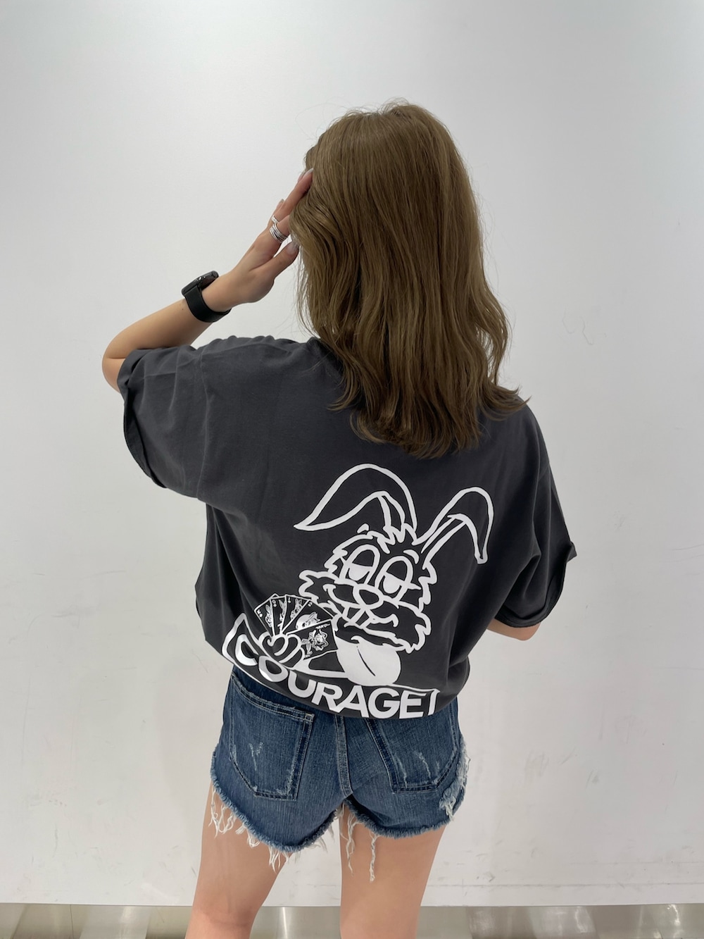 グレー系のTシャツ/カットソー、ブルー系のデニムパンツ、ブラック系のサンダルを着用したレディースの春コーディネートの2枚目の写真