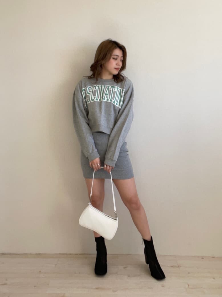 グレー系のスカート、ブラック系のブーツ、ブラック系のライダースジャケットを着用したレディースの冬コーディネートの4枚目の写真