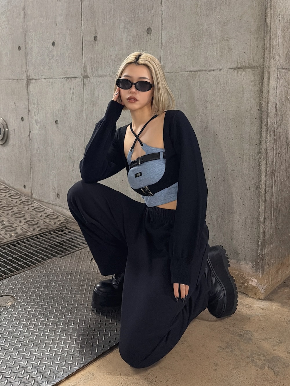 ブラック系のカーディガン/ボレロ、ブルー系のキャミソールを着用したレディースの春コーディネートの2枚目の写真